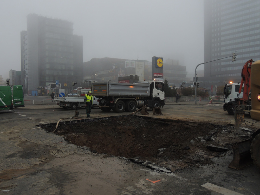 Havárie vodovodu omezila dopravu na Budějovické, autobusy jezdí odklonem