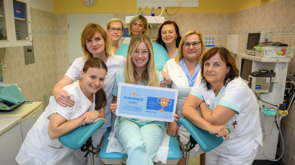 Tým Gynekologicko-porodnického oddělení s oceněním Porodnice roku 2024 v anketě eMimino, který v posledních měsících čelil kritickému nedostatku lékařek a lékařů.