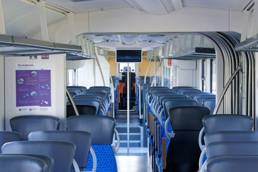 Vlaková výluka mezi Hradcem Králové a Jaroměří. Cestující budou muset autobusem