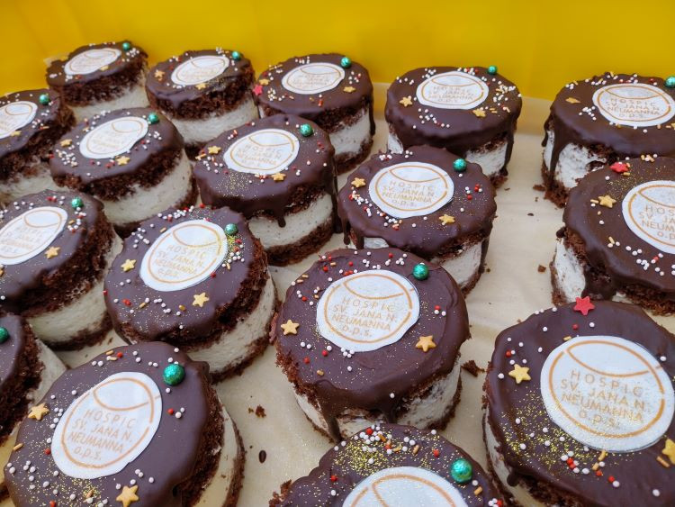 Hospici sv. Jana N. Neumanna zve na rozsvícení vánočního stromečku a benefiční jarmark