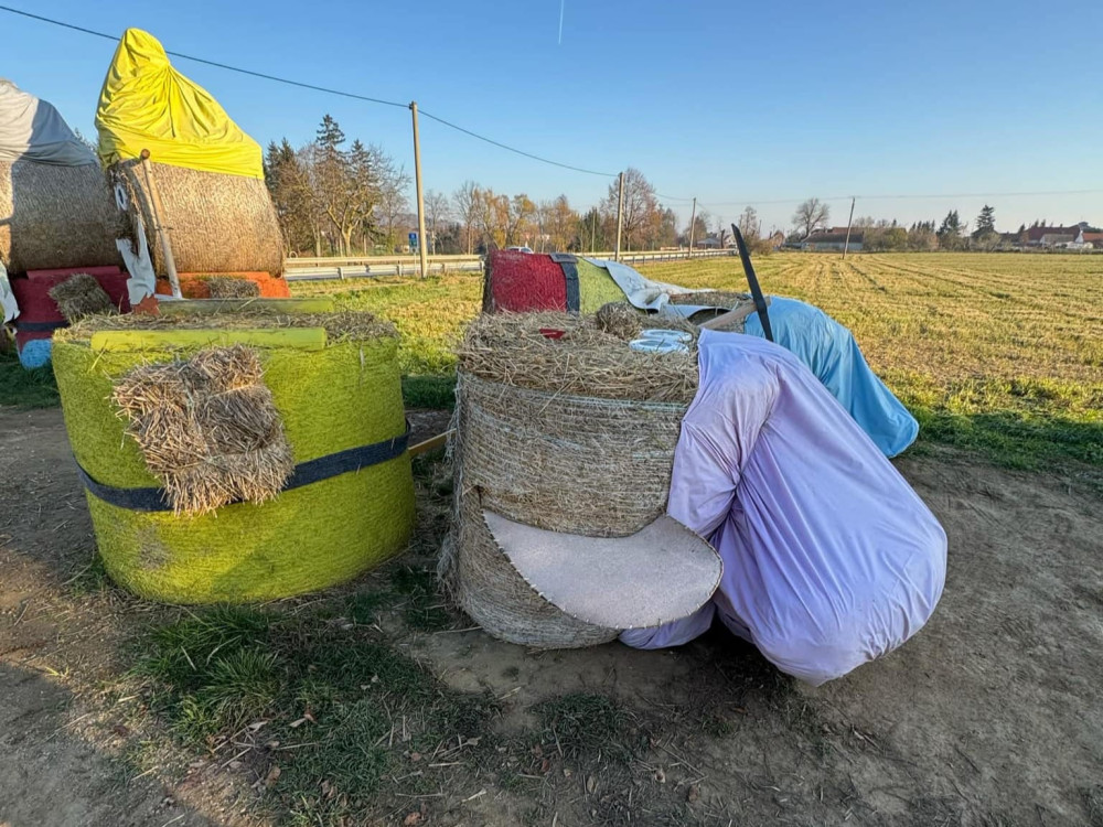 Oblíbené slamáky u Jakubova někdo poničil. Obec zve vandala, aby příště pomohl se stavbou. Foto: Se svolením obce Jakubov