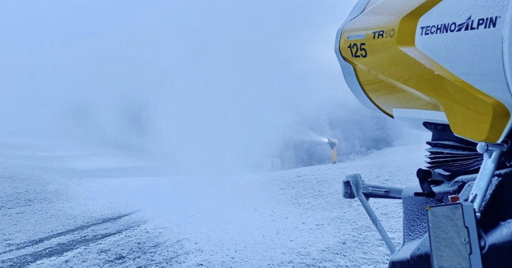 Skiareál Hochficht na Šumavě začal v noci na dnešek zasněžovat sjezdovky