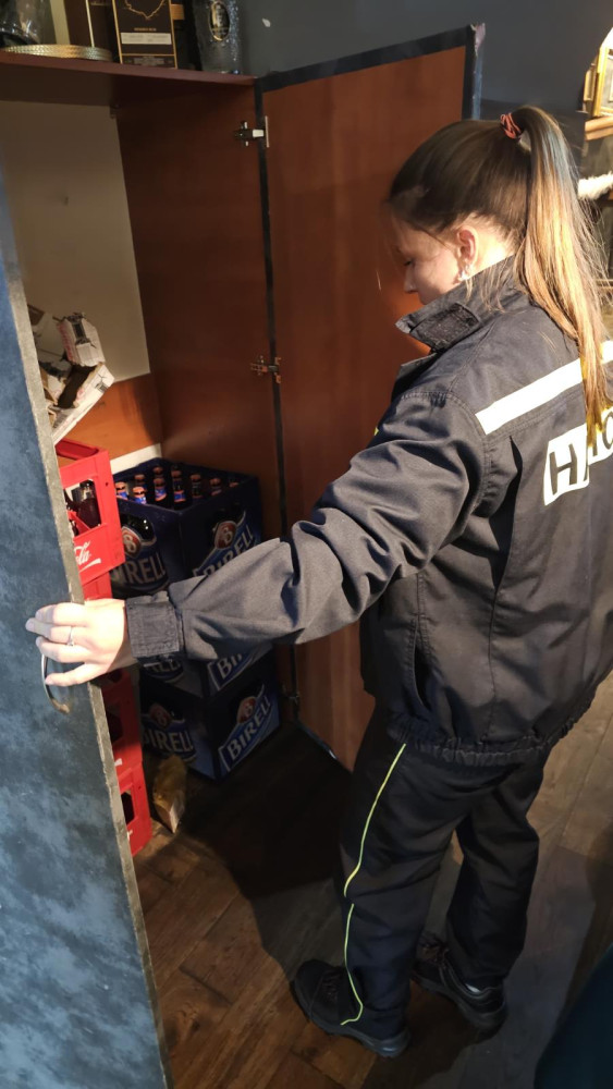 Zamčené únikové východy, nefunkční hasicí přístroje. Hasiči kontrolovali restaurace a bary v Uničově