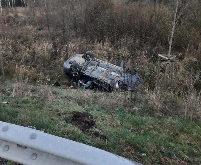 U Vlčatína došlo k vážné nehodě, jedno auto skončilo na střeše. Foto: Se svolením Policie ČR