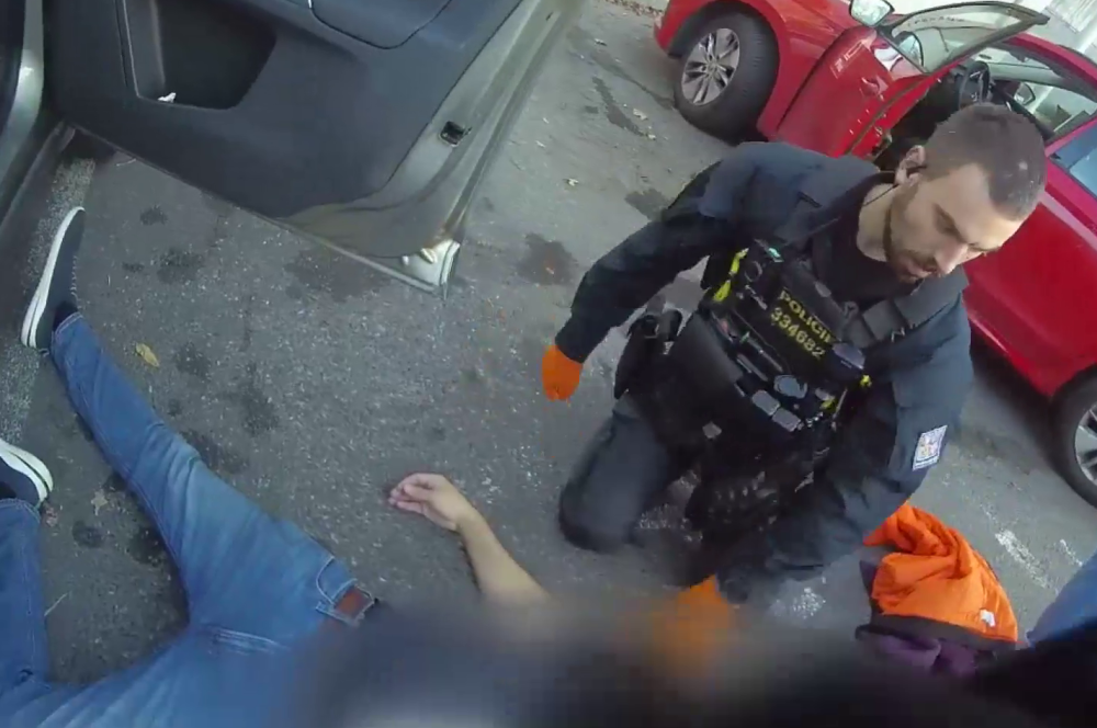 Muž zkolaboval po cestě do nemocnice.