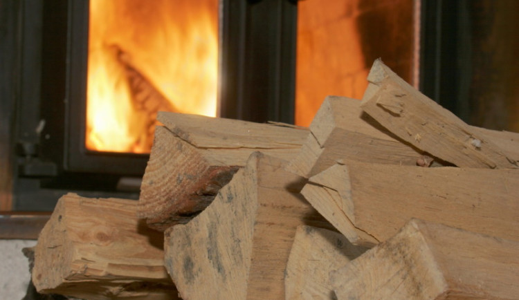 Kdo šíří lži o zákazu spalování dřeva?