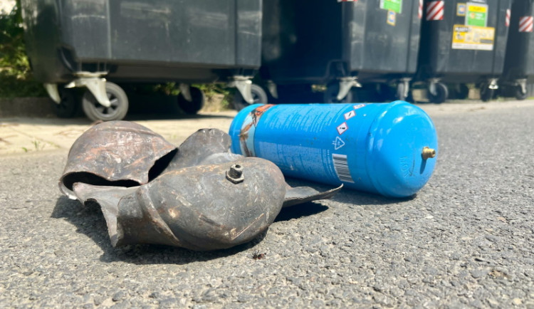 Poloprázdné tlakové lahve od párty plynů do popelnic nepatří! Při zpracování odpadu se z nich stávají opravdové bomby