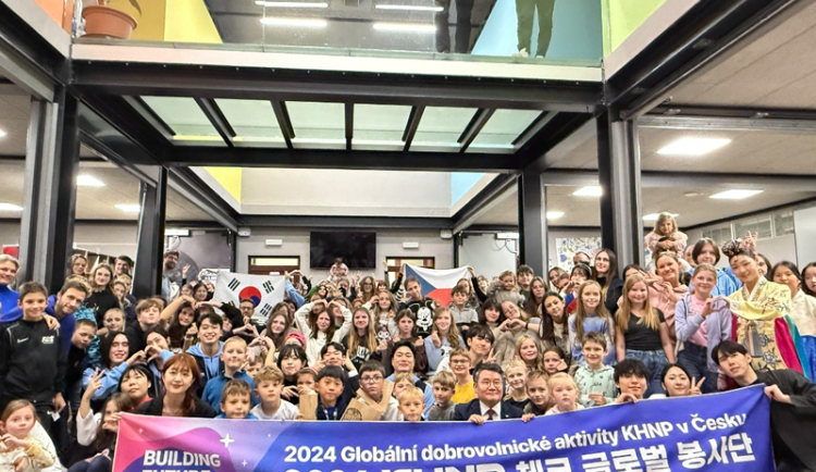 Kulturní sbližování mezi Koreou a Českem: Korejští dobrovolníci zapojili žáky, studenty i širokou veřejnost