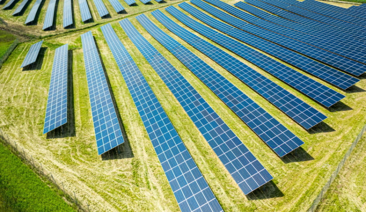 Miliardové škody, ohrožení investic a arbitráže: Hospodářská komora, Svaz průmyslu a dopravy i ekonomové varují před omezením podpory pro obnovitelné zdroje