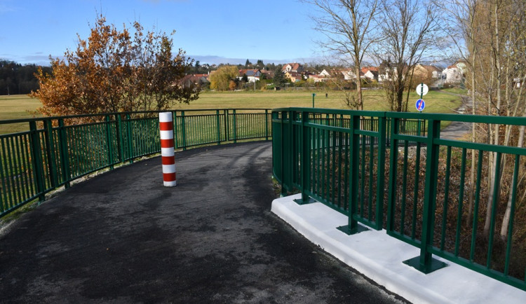 Lávka přes Úhlavu v plzeňském Hradišti je opět průjezdná. Užívají si ji cyklisté i pěší