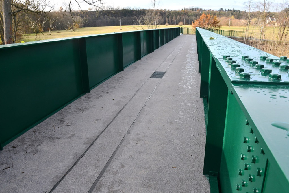 Lávka přes Úhlavu v plzeňském Hradišti je opět průjezdná. Užívají si ji cyklisté i pěší