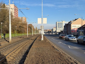 V Brně se zazelenají další koleje. Betonové pásy nahradily zelené plochy