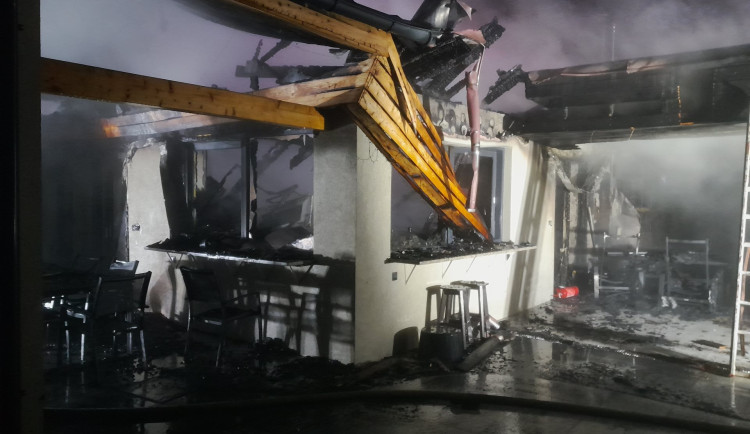 Požár domu v Hamru. Tři lidé se nadýchali kouře, část střechy se propadla