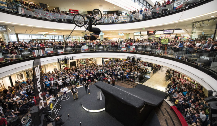 DownMall se vrací do Prahy. Legendární adrenalinové závody ovládnou Pankrác