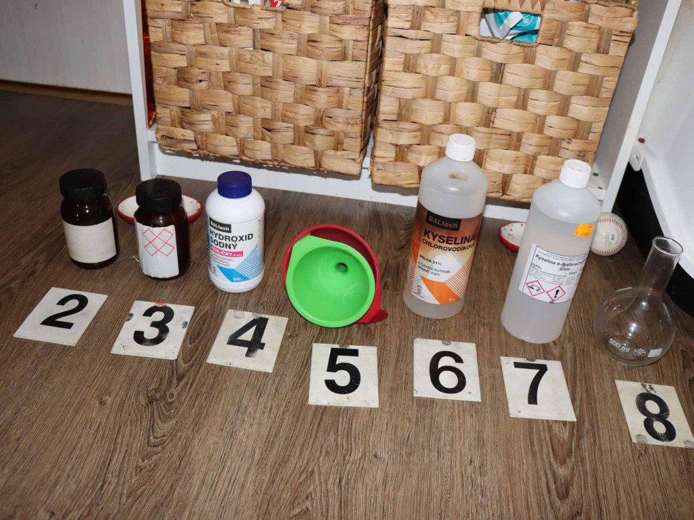 VIDEO: Kriminalisté na Brněnsku odhalili dvě varny pervitinu. Léky k výrobě drogy pocházely ze zahraničí