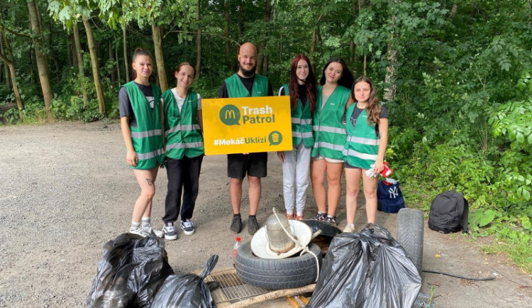 Díky úklidovým četám McDonald’s zmizely z přírody tuny odpadu