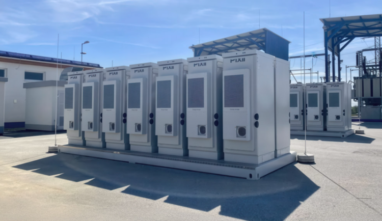 Bateriový systém Pixii míří do Česka: nabízí komplexní řešení pro velké hráče i komunity