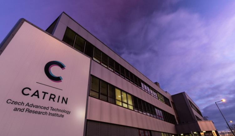 Na Univerzitě Palackého v Olomouci hrozí likvidace elitního vědeckého centra, odbory žádají rezignaci rektora