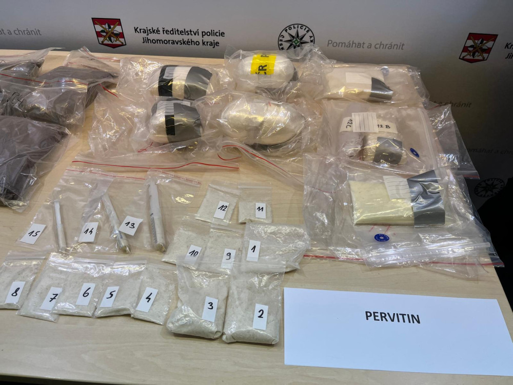 Kriminalisté zadrželi skupinu, které vyráběla a prodávala pervitin. Na akci se podílela stovka policistů