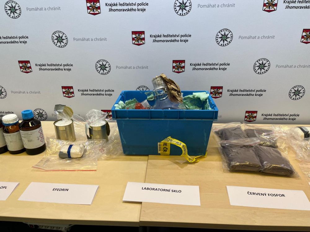 Kriminalisté zadrželi skupinu, které vyráběla a prodávala pervitin. Na akci se podílela stovka policistů