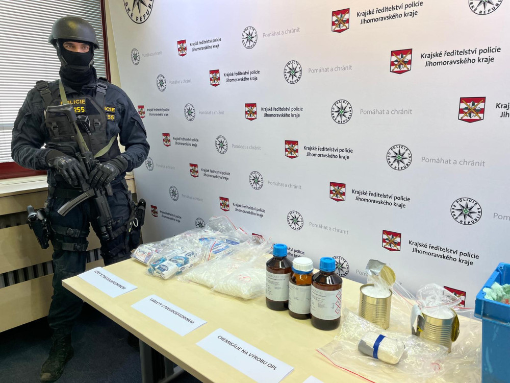 Kriminalisté zadrželi skupinu, které vyráběla a prodávala pervitin. Na akci se podílela stovka policistů