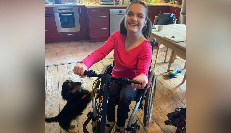 Pomoc pro Elišku. K samostatnosti potřebuje speciální řídítka