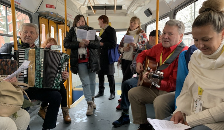 Libercem projede adventní tramvaj. Lidé si mohou zazpívat koledy