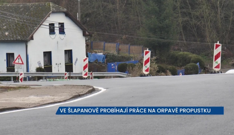 Ve Šlapanově se rekonstruuje propustek, řidiči projíždí stavbou