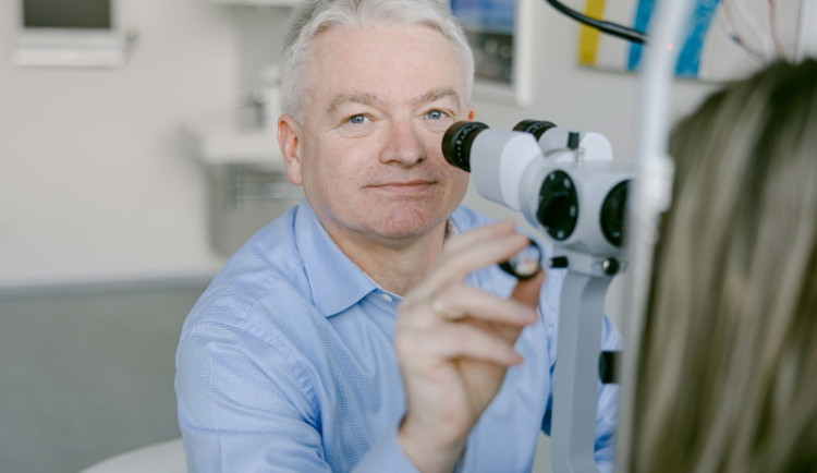 Nečekané zimní nebezpečí pro vaše oči. Co byste měli vědět?