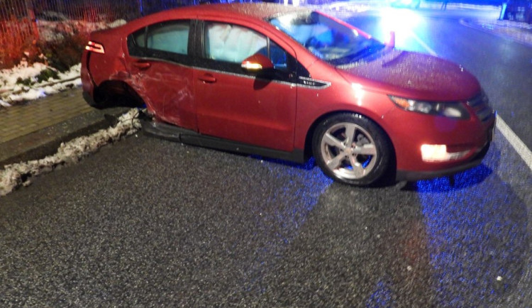 Řidič v Liberci brzy ráno nezvládl jízdu a narazil do sloupu. Nadýchal dvě promile