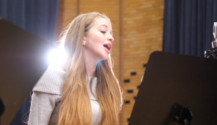 Děti nazpívaly píseň, která připomíná sto let Vánočního stromu republiky