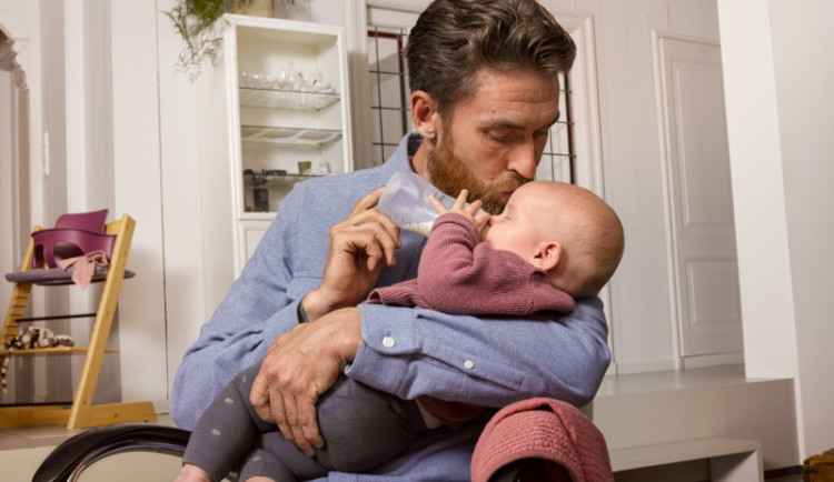 Až 65 % rodičů cítí, že je společná péče o děti sblížila, matky ale mají pro sebe jen 90 minut denně