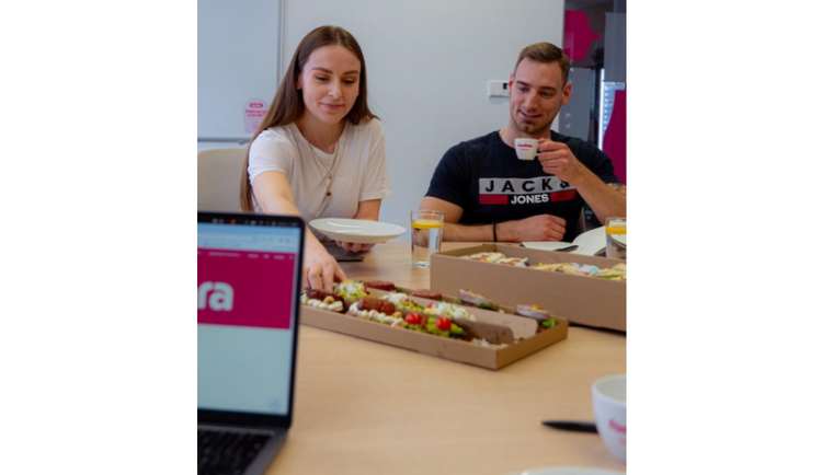 Tajný recept pro udržení zaměstnanců? Firmou podporované obědy zvyšují loajalitu, ukázal průzkum