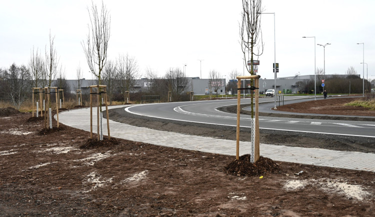 Po 20 letech čekání se řidiči dostanou přímo od Makra k Tescu. Obchodní zóny propojeny