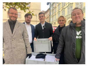 Svobodní sesbírali 50.000 podpisů na záchranu aut na benzín a naftu. Pět let po zrodu Green Dealu předali petici do Sněmovny