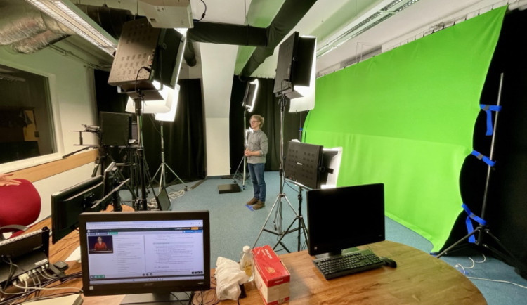 Projekt Střediska Teiresiás Masarykovy univerzity pomáhá sluchově postiženým. T-Mobile jej podpořil v rámci výzvy „Česko bez předsudků“