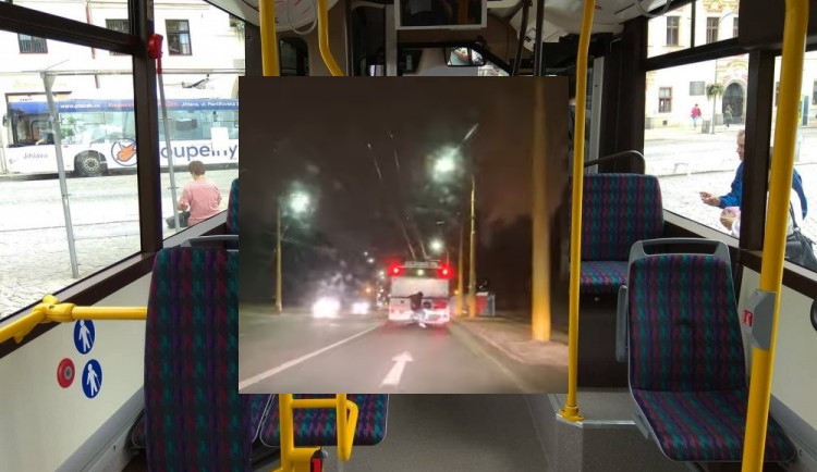 Obrovský hazard. Mladík v Jihlavě se vezl na zadní části trolejbusu, případ už řeší policie