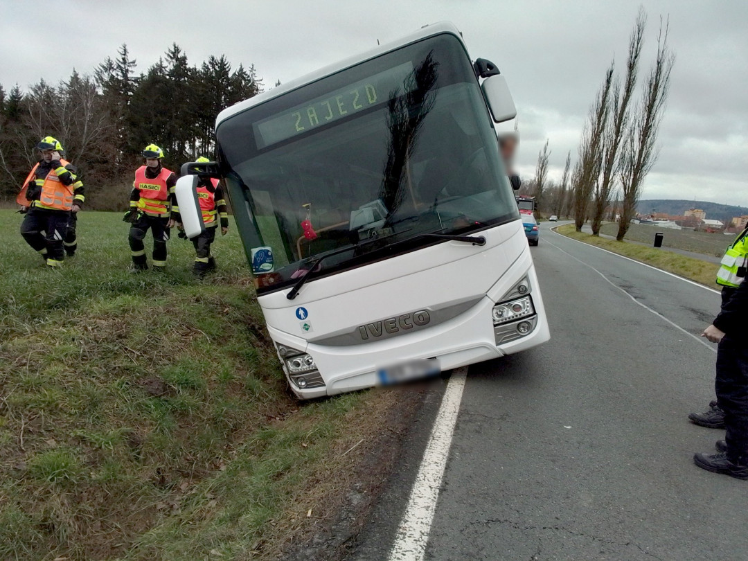 Autobus sjel ze silnice do příkopu. Hasiči museli vyprostit řidiče, který zůstal uvězněný uvnitř vozidla