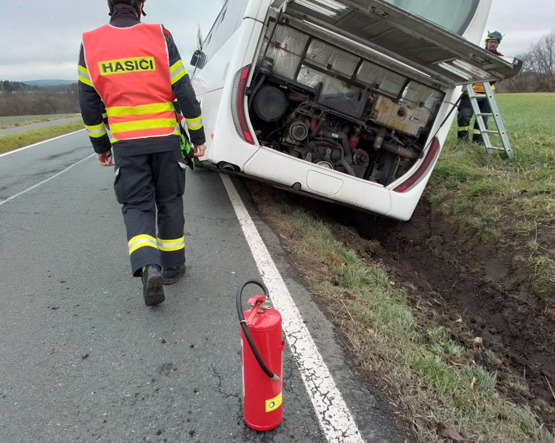 Autobus sjel ze silnice do příkopu. Hasiči museli vyprostit řidiče, který zůstal uvězněný uvnitř vozidla