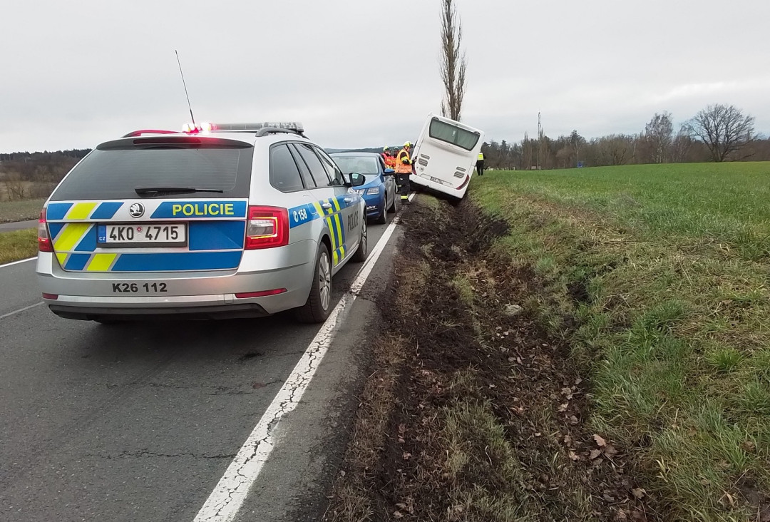 Autobus sjel ze silnice do příkopu. Hasiči museli vyprostit řidiče, který zůstal uvězněný uvnitř vozidla