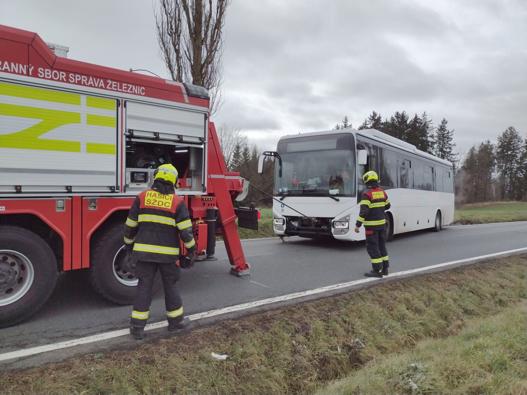 Autobus sjel ze silnice do příkopu. Hasiči museli vyprostit řidiče, který zůstal uvězněný uvnitř vozidla