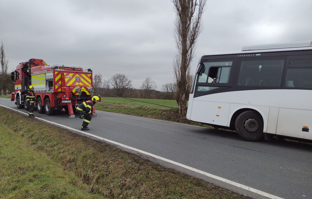 Autobus sjel ze silnice do příkopu. Hasiči museli vyprostit řidiče, který zůstal uvězněný uvnitř vozidla