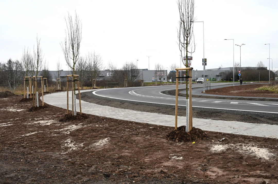 Po 20 letech čekání se řidiči dostanou přímo od Makra k Tescu. Obchodní zóny propojeny