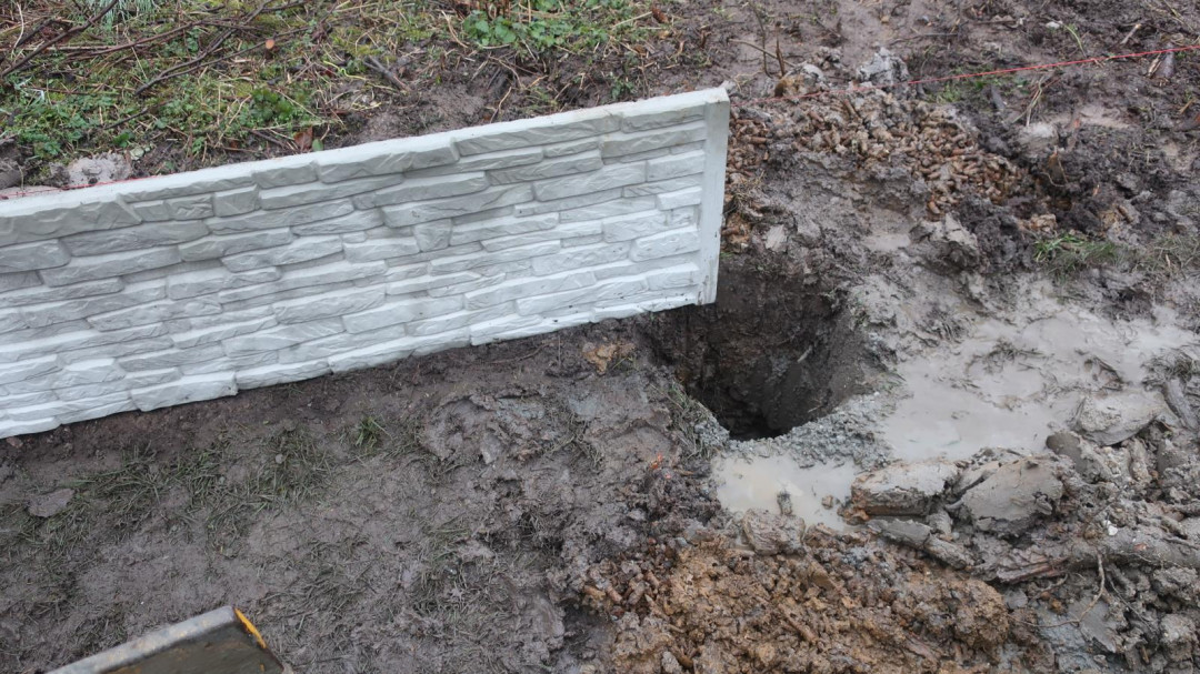 Dělníci na stavbě našli pod plotem 230 kilogramů munice