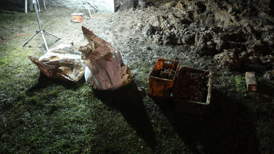 Dělníci na stavbě našli pod plotem 230 kilogramů munice