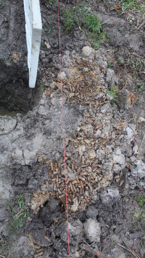 Dělníci na stavbě našli pod plotem 230 kilogramů munice