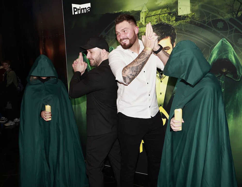 Martin Růžička (vpravo) na snímku z finálového promítání v pražském multikině, na fotce pózuje s dalším policistou Martinem "Obinnem" Obdržálkem