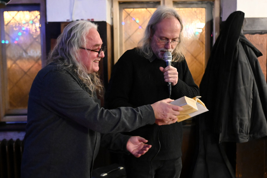 FOTO: 1012 stran poezie a zpráv o pivu. Sborník Šnyt vznikal sedm let