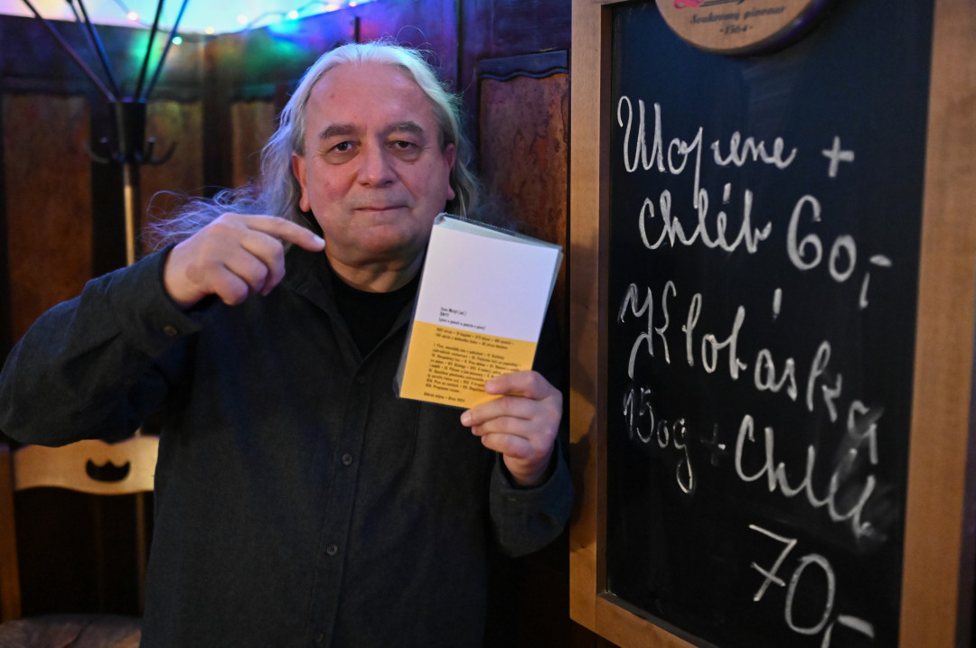 FOTO: 1012 stran poezie a zpráv o pivu. Sborník Šnyt vznikal sedm let