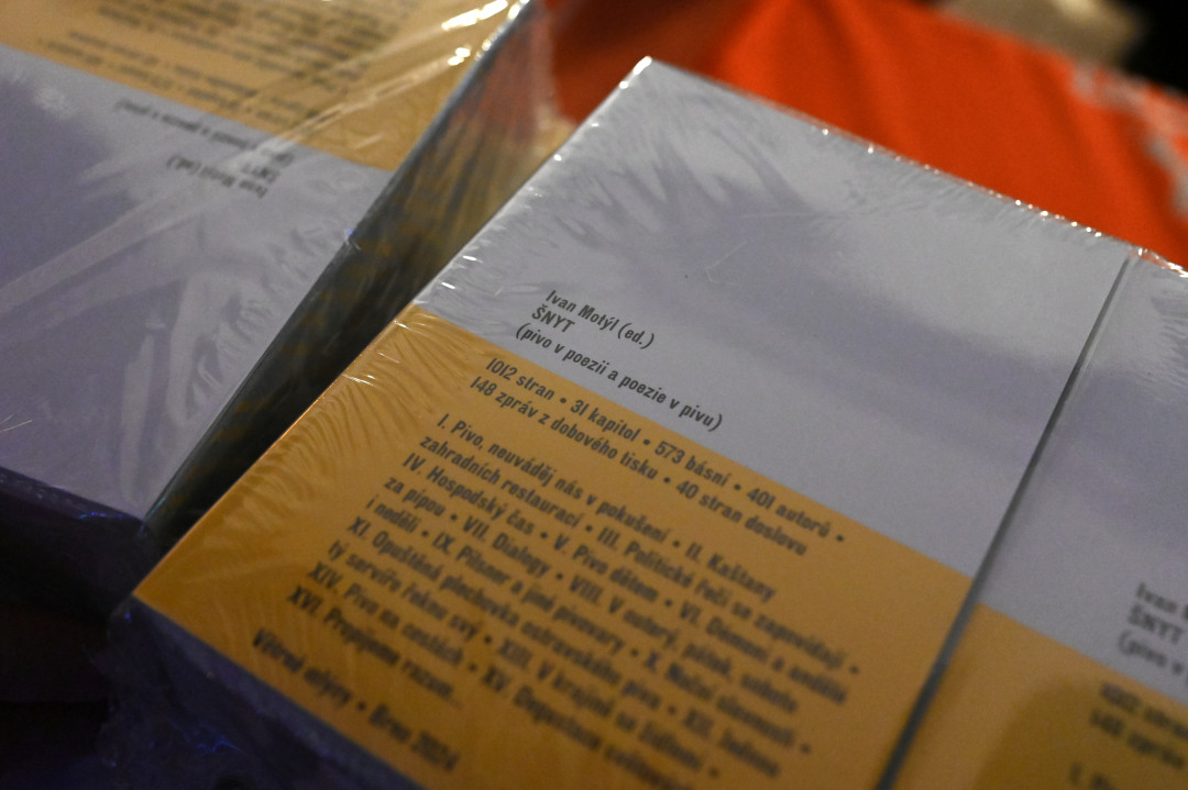FOTO: 1012 stran poezie a zpráv o pivu. Sborník Šnyt vznikal sedm let